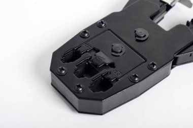 Kırpma araçları beyaz arkaplanda izole edildi. Kerpeten kırılıyor. Kabloları kesmek ve kablolu RJ45 bağlayıcıları yüklemek için işlevler