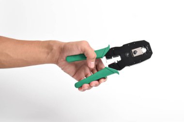 El ele tutuşan Crimping Tools beyaz arka planda izole. Kerpeten kırılıyor. Kabloları kesmek ve kablolu RJ45 bağlayıcıları yüklemek için işlevler