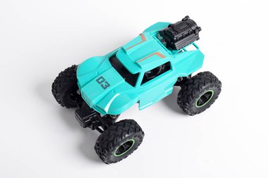 RC modeli rallisi, off road buggy. Beyaz arkaplanda izole