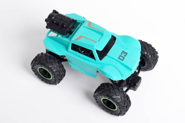 RC modeli rallisi, off road buggy. Beyaz arkaplanda izole