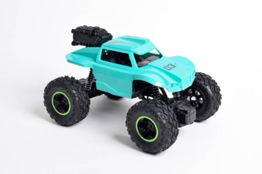 RC modeli rallisi, off road buggy. Beyaz arkaplanda izole