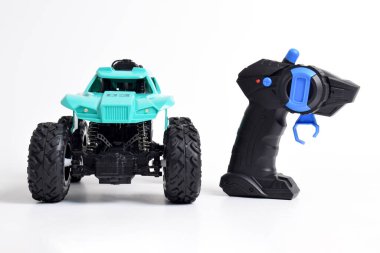 RC modeli rallisi, uzaktan kumandalı off road vagonu. Beyaz arkaplanda izole