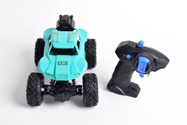 RC modeli rallisi, uzaktan kumandalı off road vagonu. Beyaz arkaplanda izole