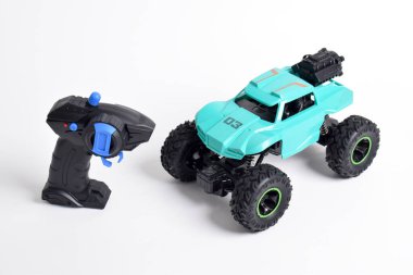 RC modeli rallisi, uzaktan kumandalı off road vagonu. Beyaz arkaplanda izole