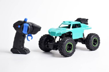 RC modeli rallisi, uzaktan kumandalı off road vagonu. Beyaz arkaplanda izole