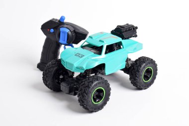 RC modeli rallisi, uzaktan kumandalı off road vagonu. Beyaz arkaplanda izole