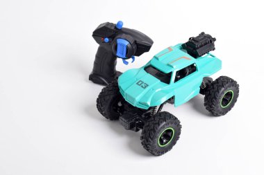 RC modeli rallisi, uzaktan kumandalı off road vagonu. Beyaz arkaplanda izole