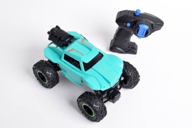 RC modeli rallisi, uzaktan kumandalı off road vagonu. Beyaz arkaplanda izole