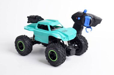 RC modeli rallisi, uzaktan kumandalı off road vagonu. Beyaz arkaplanda izole