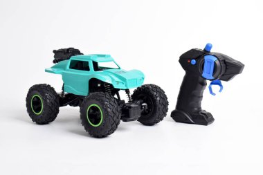 RC modeli rallisi, uzaktan kumandalı off road vagonu. Beyaz arkaplanda izole