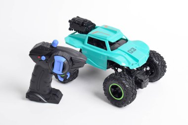 RC modeli rallisi, uzaktan kumandalı off road vagonu. Beyaz arkaplanda izole