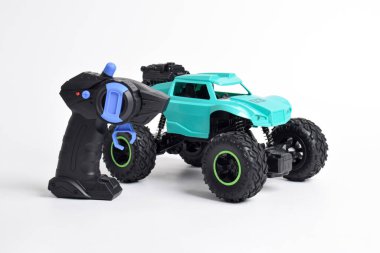 RC modeli rallisi, uzaktan kumandalı off road vagonu. Beyaz arkaplanda izole