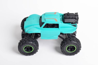 RC modeli rallisi, off road buggy. Beyaz arkaplanda izole