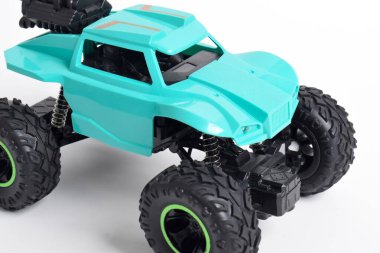 RC modeli rallisi, off road buggy. Beyaz arkaplanda izole