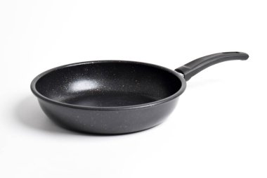 Siyah kızartma tavası ve beyaz arka planda izole edilmiş yapışmaz kaplama.