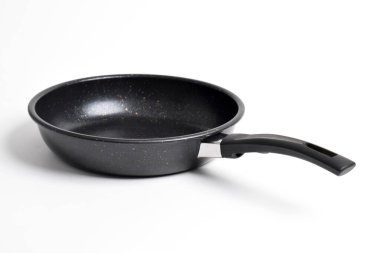 Siyah kızartma tavası ve beyaz arka planda izole edilmiş yapışmaz kaplama.