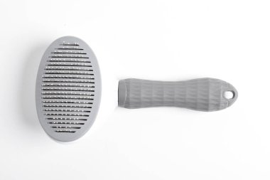Beyaz arka planda izole edilmiş plastik hayvan fırçasının yüksek açılı görüntüsü. evcil kaygan fırça, evcil tarak