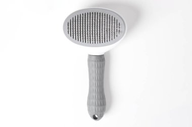 Beyaz arka planda izole edilmiş plastik hayvan fırçasının yüksek açılı görüntüsü. evcil kaygan fırça, evcil tarak