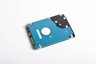 Sabit disk beyaz arkaplanda izole edildi. Bilgisayar HDD Hard Disk Sürücüsü. Bilgisayar Depolama Belleği.