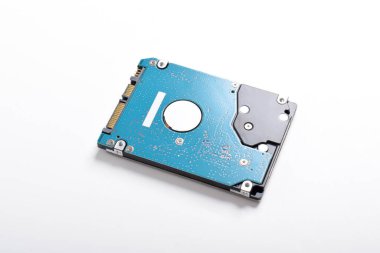 Sabit disk beyaz arkaplanda izole edildi. Bilgisayar HDD Hard Disk Sürücüsü. Bilgisayar Depolama Belleği.