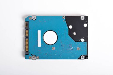 Sabit disk beyaz arkaplanda izole edildi. Bilgisayar HDD Hard Disk Sürücüsü. Bilgisayar Depolama Belleği.