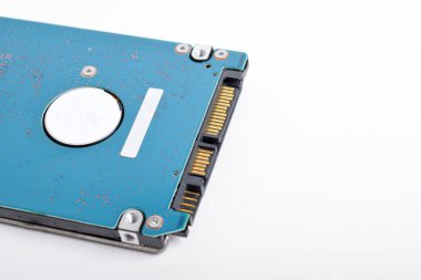 Sabit disk beyaz arkaplanda izole edildi. Bilgisayar HDD Hard Disk Sürücüsü. Bilgisayar Depolama Belleği.