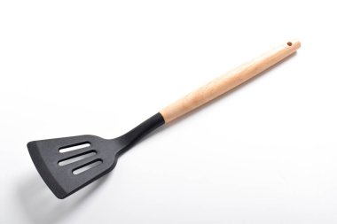 İzole edilmiş beyaz arka planda mutfak spatulası. Tahta saplı siyah silikon spatula. Mutfak aletleri
