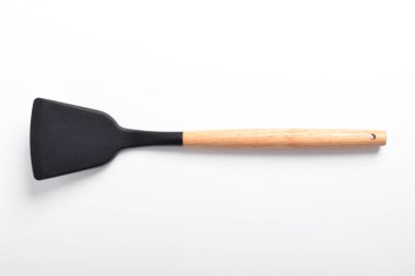 İzole edilmiş beyaz arka planda mutfak spatulası. Tahta saplı siyah silikon spatula. Mutfak aletleri