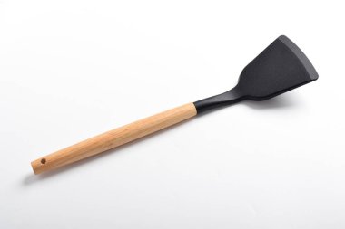 İzole edilmiş beyaz arka planda mutfak spatulası. Tahta saplı siyah silikon spatula. Mutfak aletleri