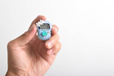 Beyaz arka planda el ele tutuşan Dijital dua boncukları elle kontrol ediliyor. Müslümanlar tarafından özellikle Ramazan aylarında ibadet edilir.