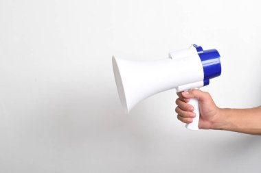Beyaz arka planda izole edilmiş bir adamın elindeki megafon. İşe alım, reklam gibi şeyler. Pankart. Boşluğu kopyala