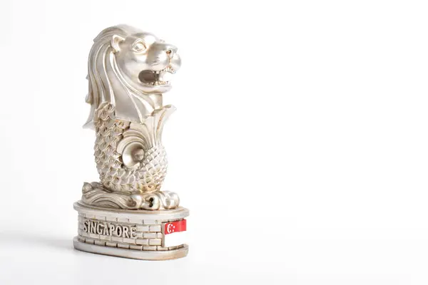 Mini deniz aslanı heykelleri. Beyaz arka planda izole edilmiş altın rengi Singapur Merlion hatırası