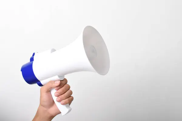 Kapalı el ele tutuşma megafonu beyaz arka planda izole edilmiş. İşe alım, reklam gibi şeyler. Pankart. Boşluğu kopyala