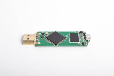 USB bellekteki devre kartı beyaz arkaplanda izole edildi. kırpma yolu ile.