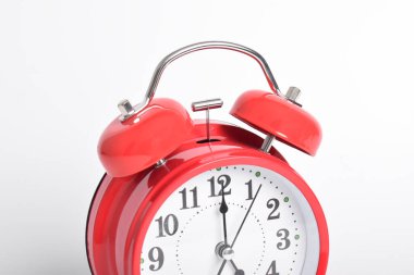Saat 5 yönündeki kırmızı alarm beyaz arka planda izole edildi. Kırpma yolu ile yakın plan
