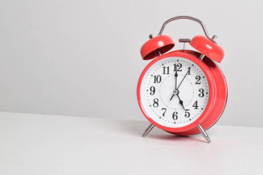 Saat beşte kırmızı alarm saati beyaz arkaplanda izole edilmiş, kırpma yolu ile yakın plan.