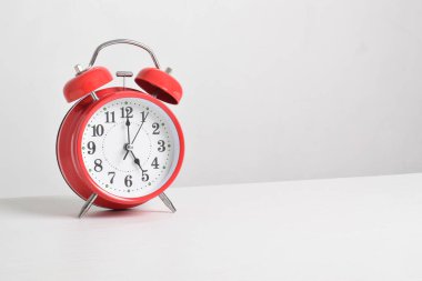 Saat beşte kırmızı alarm saati beyaz arkaplanda izole edilmiş, kırpma yolu ile yakın plan.