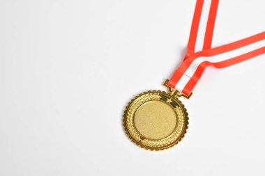 Beyaz arka planda kırmızı ve beyaz kurdeleli altın madalya. Birinci olan sporcu. Okul, üniversite ya da ulusal spor müsabakası ya da olimpiyat madalyası. Ödül ve zafer konsepti