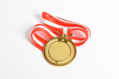 Beyaz arka planda kırmızı ve beyaz kurdeleli altın madalya. Birinci olan sporcu. Okul, üniversite ya da ulusal spor müsabakası ya da olimpiyat madalyası. Ödül ve zafer konsepti