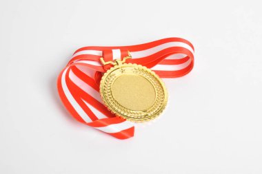Beyaz arka planda kırmızı ve beyaz kurdeleli altın madalya. Birinci olan sporcu. Okul, üniversite ya da ulusal spor müsabakası ya da olimpiyat madalyası. Ödül ve zafer konsepti
