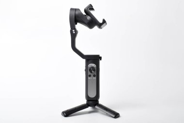 Akıllı telefon için Gimbal dengeleyicisi beyaz arka planda izole edildi. Video çekimi için modern dengeleyici-dengeleyici. Günlük yazma, yayınlama, video ve videografi için araçlar