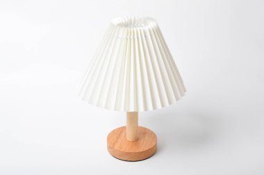 Sıcak ışığı olan başucu lambası. Masa lambası. Yatakta kitap okumak için lamba. Beyaz arkaplanda izole