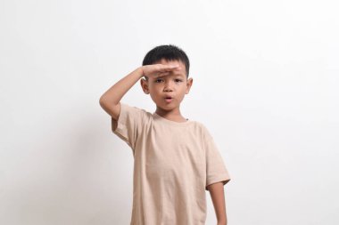 Asyalı bir çocuğun beyaz arka planda poz verirken görüntüsü. Asyalı bir çocuğun portresi