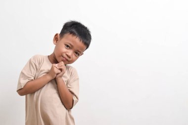 Beyaz arka planda sevimli ve soyutlanmış bir Asyalı çocuk görüntüsü. Asyalı bir çocuğun portresi