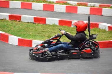 Malang, Endonezya - 20 Ekim 2024: Go Cart 'a binen genç adam