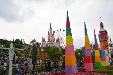 Malang, Endonezya - 20 Ekim 2024: güzel Santerra De Laponte manzarası. Dönme dolap ve Disney Castle 'ın kopyası. Çiçek bahçesi kavramına sahip ilginç fotoğraf noktalarıyla turistik bir yer.