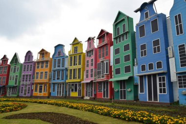 Malang, Endonezya - 20 Ekim 2024: güzel Santerra De Laponte manzarası. Çiçek bahçesi kavramına sahip ilginç fotoğraf noktalarıyla turistik bir yer.