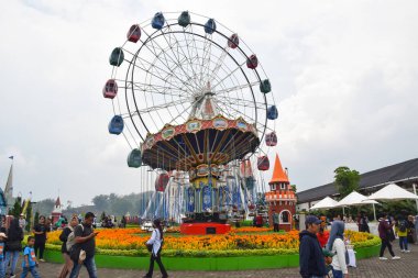 Malang, Endonezya - 20 Ekim 2024: güzel Santerra De Laponte manzarası. Dönme dolap. Çiçek bahçesi kavramına sahip ilginç fotoğraf noktalarıyla turistik bir yer.