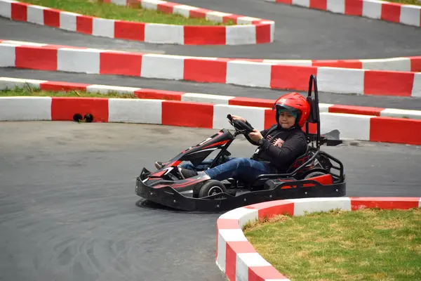Malang, Endonezya - 20 Ekim 2024: Go Cart 'a binen genç adam