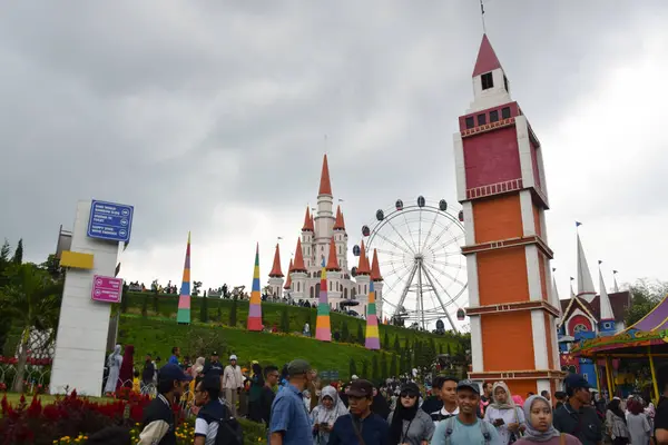 Malang, Endonezya - 20 Ekim 2024: güzel Santerra De Laponte manzarası. Dönme dolap ve Disney Castle 'ın kopyası. Çiçek bahçesi kavramına sahip ilginç fotoğraf noktalarıyla turistik bir yer.